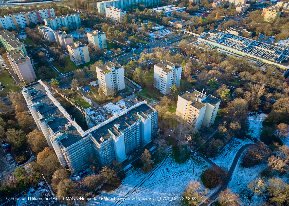 22.12.2022 - Fassadensanierung am Krl-Marx-Ring 11-21 in Neuperlach